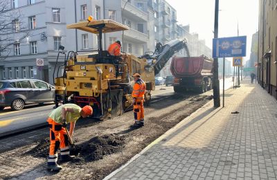 Na ul. Miarki trwa usuwanie pozimowych ubytków
