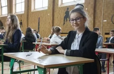 Ósmoklasiści piszą egzamin