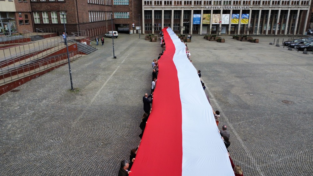 Na pl. Sobieskiego w ramach plenerowego happeningu z okazji obchodzonego 2 maja Dnia Flagi Rzeczypospolitej Polskiej mieszkańcy Bytomia utworzyli stumetrową biało-czerwoną flagę