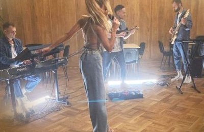 Kasia Moś w dżinsach Karin
