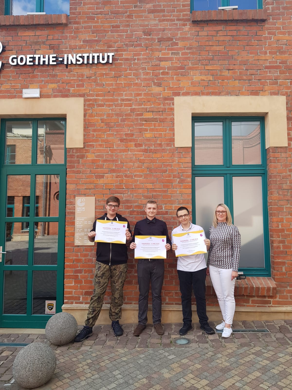 Uczniowie Zespołu Szkół Technicznych w Bytomiu świetnie spisali się podczas Ogólnopolskiego Konkursu z Języka Niemieckiego „Turbolandeskunde”. Podczas finału, który odbył się w Instytucie Goethego w Krakowie, nasi uczniowie zajęli 2. miejsce, odnosząc wielki sukces.