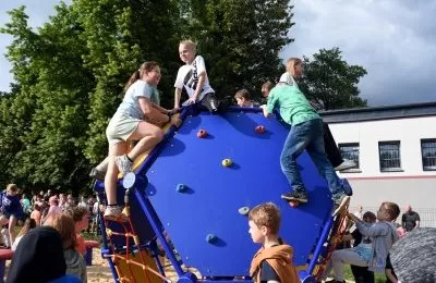 Kolejna szkoła z podwórkiem talentów