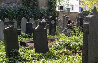 Sprzątali cmentarz