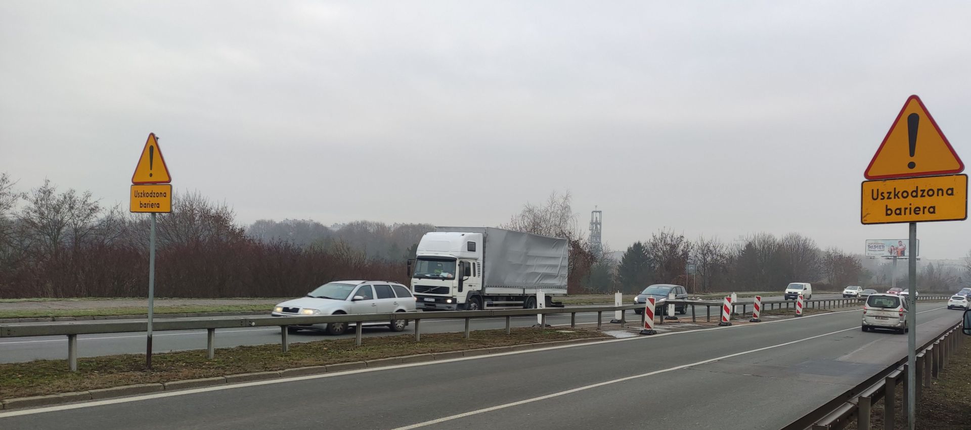 Uwaga kierowcy! Uszkodzona bariera na al. Jana Pawła II
