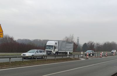 Uwaga kierowcy! Uszkodzona bariera na al. Jana Paw