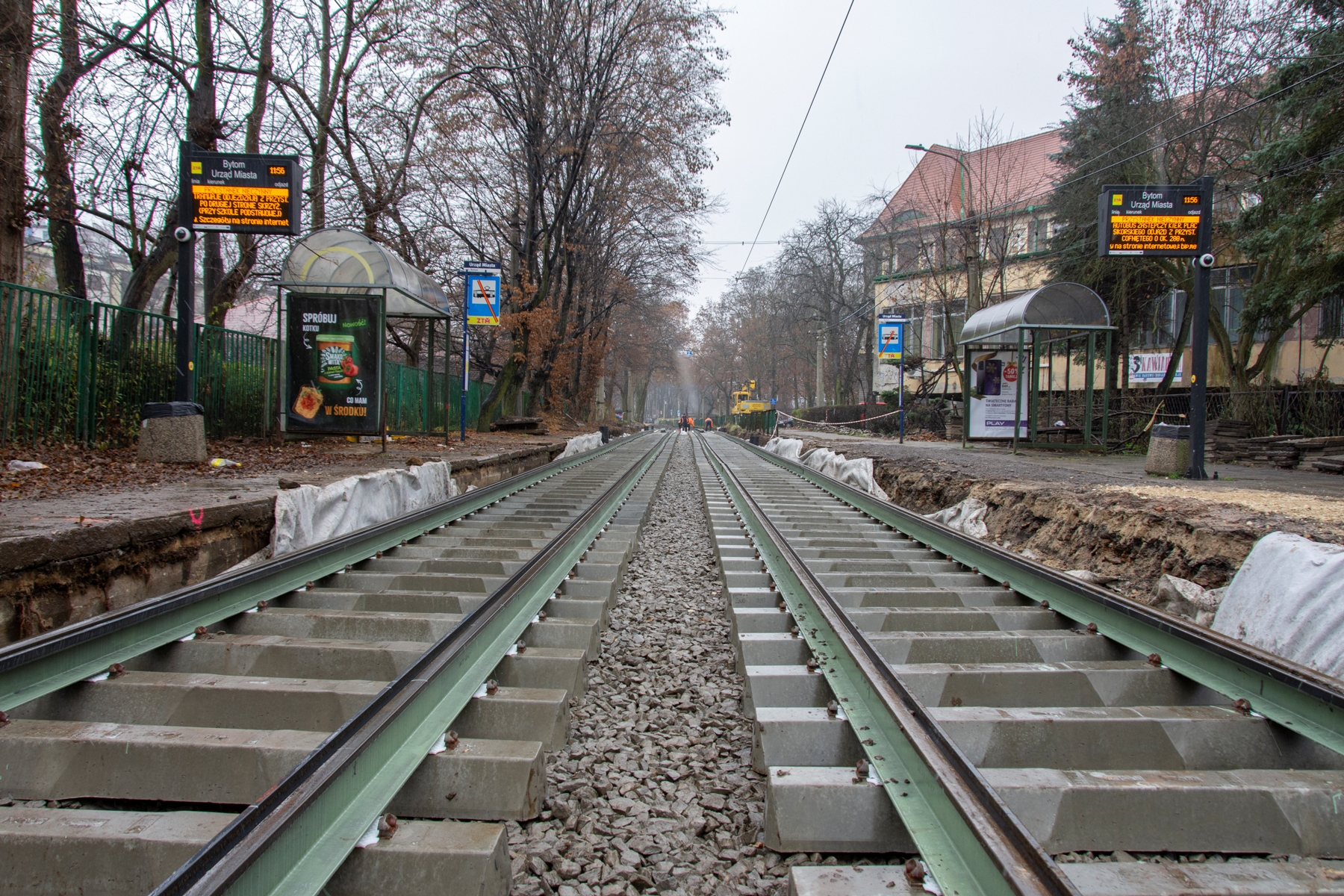 W rejonie wiaduktu nad ul. Wrocławską oraz na odcinku przy Urzędzie Miejskim w Bytomiu wykonawca ułożył już podkłady torowe na warstwie tłucznia i montuje szyny tramwajowe