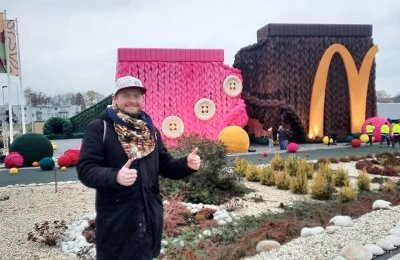 Ubrali budynek w wełniany sweter
