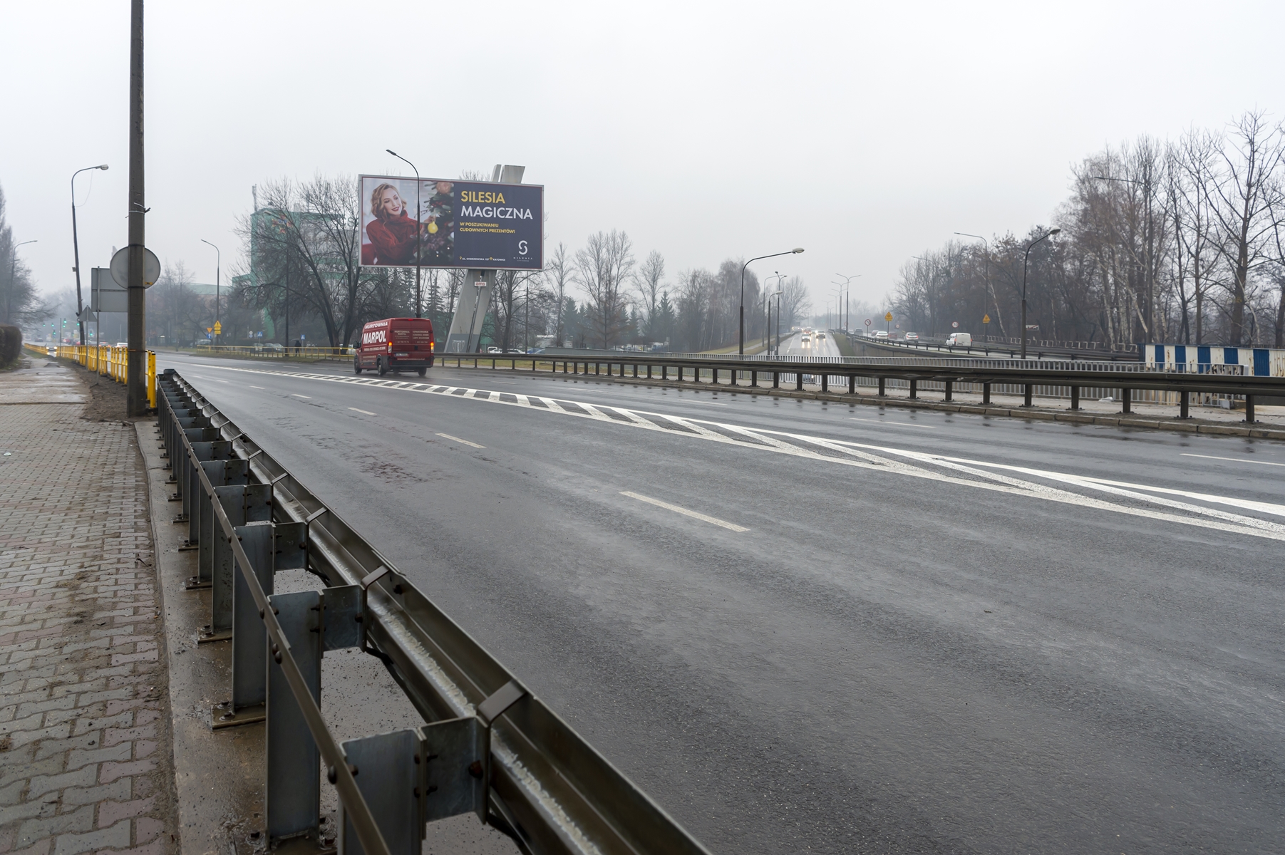 Pod koniec 2021 roku przebudowano konstrukcję nawierzchni wiaduktu drogowego ulicy Chorzowskiej nad al. Jana Pawła II w Rozbarku