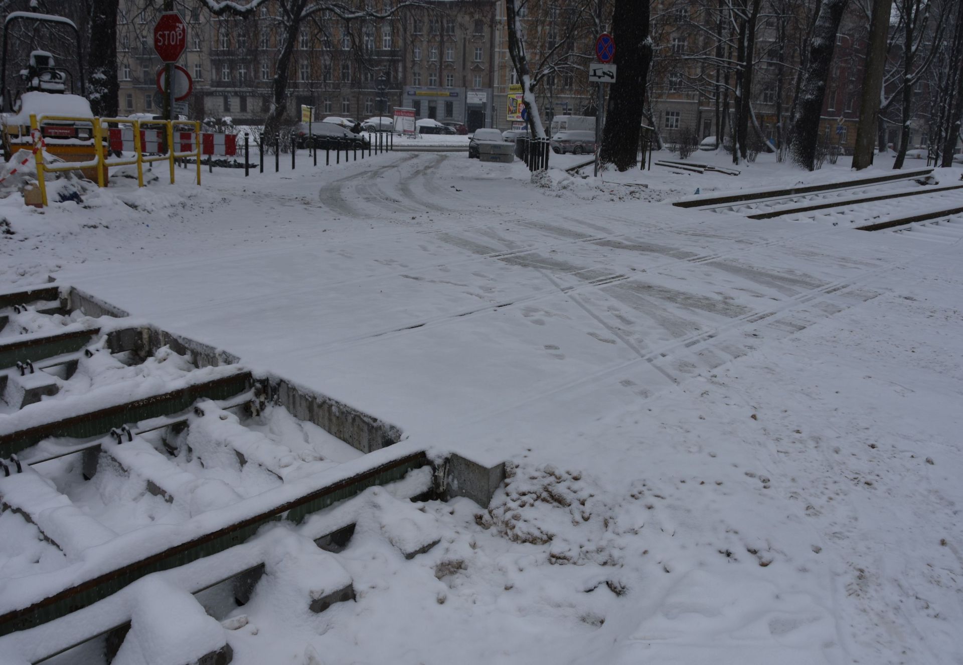 Przejazd tramwajowy przebudowany. Dojazd na teren parkingu przed Pływalnią Krytą otwarty