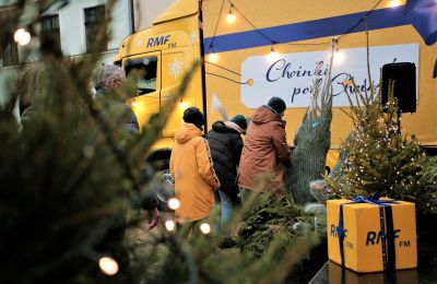 RMF FM będzie rozdawać 18 grudnia choinki na byt