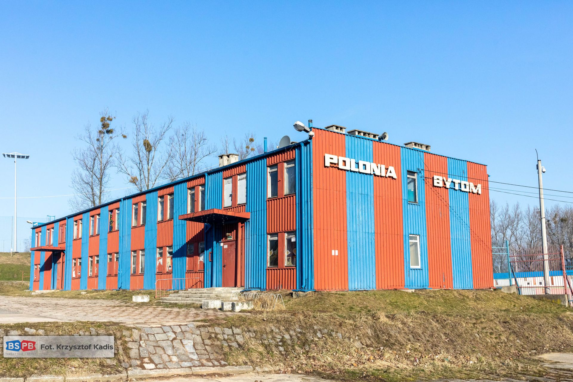 Symboliczna zamiana miejsc - nowy budynek piłkarzy nabiera kształtów, „krzywy domek” przy Olimpijskiej odchodzi w niepamięć