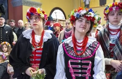 Poświęcili pokarmy w strojach ludowych