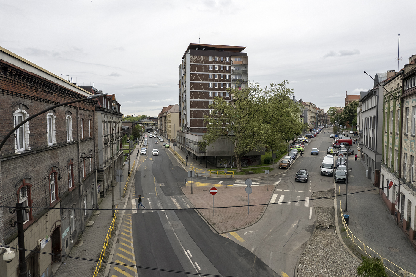 Jedna z największych atrakcji turystycznych w Bytomiu i na Śląsku Górnośląskie Koleje Wąskotorowe to jedna z największych atrakcji turystycznych w naszym regionie oraz jeden z najważniejszych elementów Szlaku Zabytków Techniki. Można nimi dojechać do Zabytkowej Kopalni Srebra w Tarnowskich Górach, Rezerwatu „Segiet” w Bytomiu - Suchej Górze oraz nad Zalew Nakło - Chechło.  Stowarzyszenie Górnośląskich Kolei Wąskotorowych powstało w roku 2003, a celem jego istnienia jest zachowanie w jak najlepszym stanie istniejących linii, budynków i taboru Górnośląskich Kolei Wąskotorowych oraz ochrona dziedzictwa przemysłowego. Jego wolontariusze i pracownicy wykonują prace obejmujące wszelkie aspekty działania firmy kolejowej - od utrzymania porządku na terenie stacji i wzdłuż torów poprzez remonty nawierzchni kolejowej, remonty taboru aż po prowadzenie wszelkiej niezbędnej dokumentacji.  Stowarzyszenie Górnośląskich Kolei Wąskotorowych co roku bierze udział w Industriadzie, największym festiwalu dziedzictwa przemysłowego w Polsce, organizuje przejazdy na trasie Bytom Wąskotorowy - Tarnowskie Góry - Miasteczko Śląskie oraz systematycznie rozbudowuje Izbę Tradycji, czyli niewielkie, ale bardzo interesujące muzeum, gdzie prezentowane są pamiątki związane z Górnośląskimi Kolejami Wąskotorowymi.  Najstarsza wąskotorówka Na mapach kolei wąskotorowych Bytom zajmuje wyjątkowe miejsce. To tu, nieprzerwanie od 1853 roku działa najstarsza czynna linia kolei wąskotorowej na świecie. Obsługuje ona trasę o długości 21 km, której przystanek początkowy znajduje się na peronie wąskotorowym dworca głównego w Bytomiu. Pociągi na tej trasie zatrzymują się na dziesięciu stacjach, między innymi na zabytkowej stacji Bytom Karb Wąskotorowy, w Suchej Górze w pobliżu rezerwatu Segiet, przy Zabytkowej Kopalni Srebra oraz zalewie Nakło-Chechło, chętnie odwiedzanym przez mieszkańców regionu szczególnie w sezonie wakacyjnym. Górnośląskie Koleje Wąskotorowe są jednym z kilkudziesięciu obiektów na Szlaku Zabytków Techniki, który łączy najważniejsze i najciekawsze pod względem turystycznym, historycznym czy architektonicznym obiekty przemysłowe na Śląsku i przyciąga turystów jak magnes. Co roku poznanie najcenniejszych atutów tych obiektów umożliwia Święto Szlaku Zabytków Techniki, czyli Industriada.  Przez 150 lat kolej służyła celom industrialnym. Jej rola była nie do przecenienia zwłaszcza w okresie intensywnego rozwoju przemysłu na Śląsku, kiedy przewoziła węgiel, rudy metali czy kamień, łącząc gęstą siecią wąskich torów większość górnośląskich hut i kopalń. Od roku 2003 kolej służy już tylko przewozowi turystów, a utrzymywana jest dzięki pracy i zaangażowaniu pasjonatów skupionych wokół Stowarzyszenia Górnośląskich Kolei Wąskotorowych oraz wsparciu samorządów, w tym Miasta Bytomia, które od 2021 roku jest członkiem Stowarzyszenia Górnośląskich Kolei Wąskotorowych.