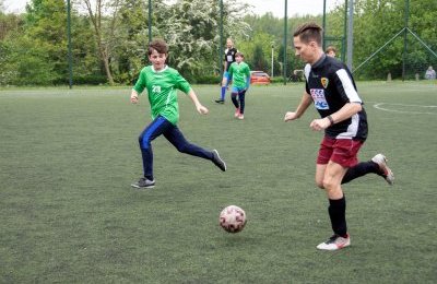 Rodzice i dzieci rywalizują wspólnie o sprzęt s