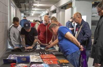 Giełda pamiątek sportowych na lodowisku
