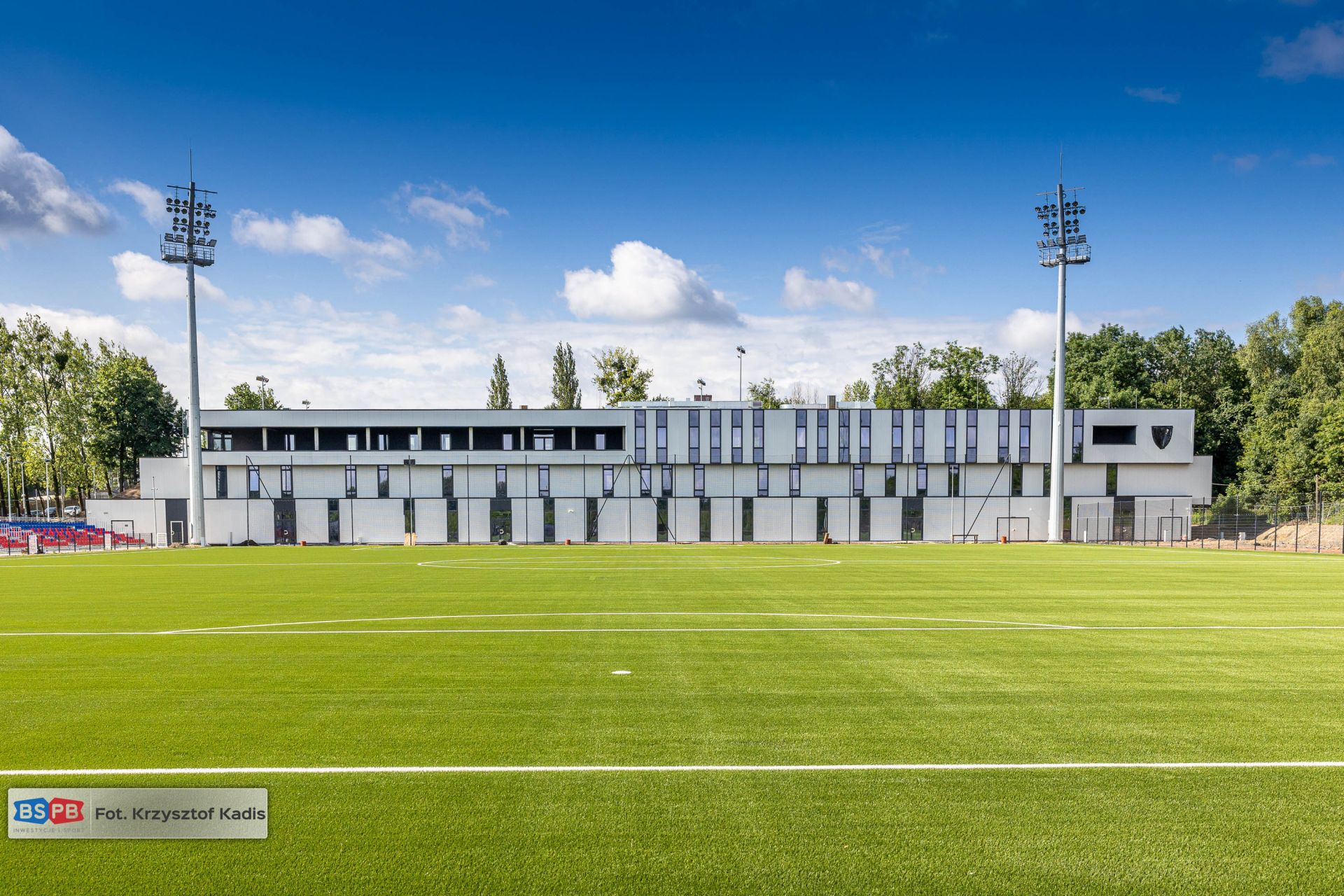 W budynku klubowym wykonawca zakończył już większość prac wykończeniowych na parterze