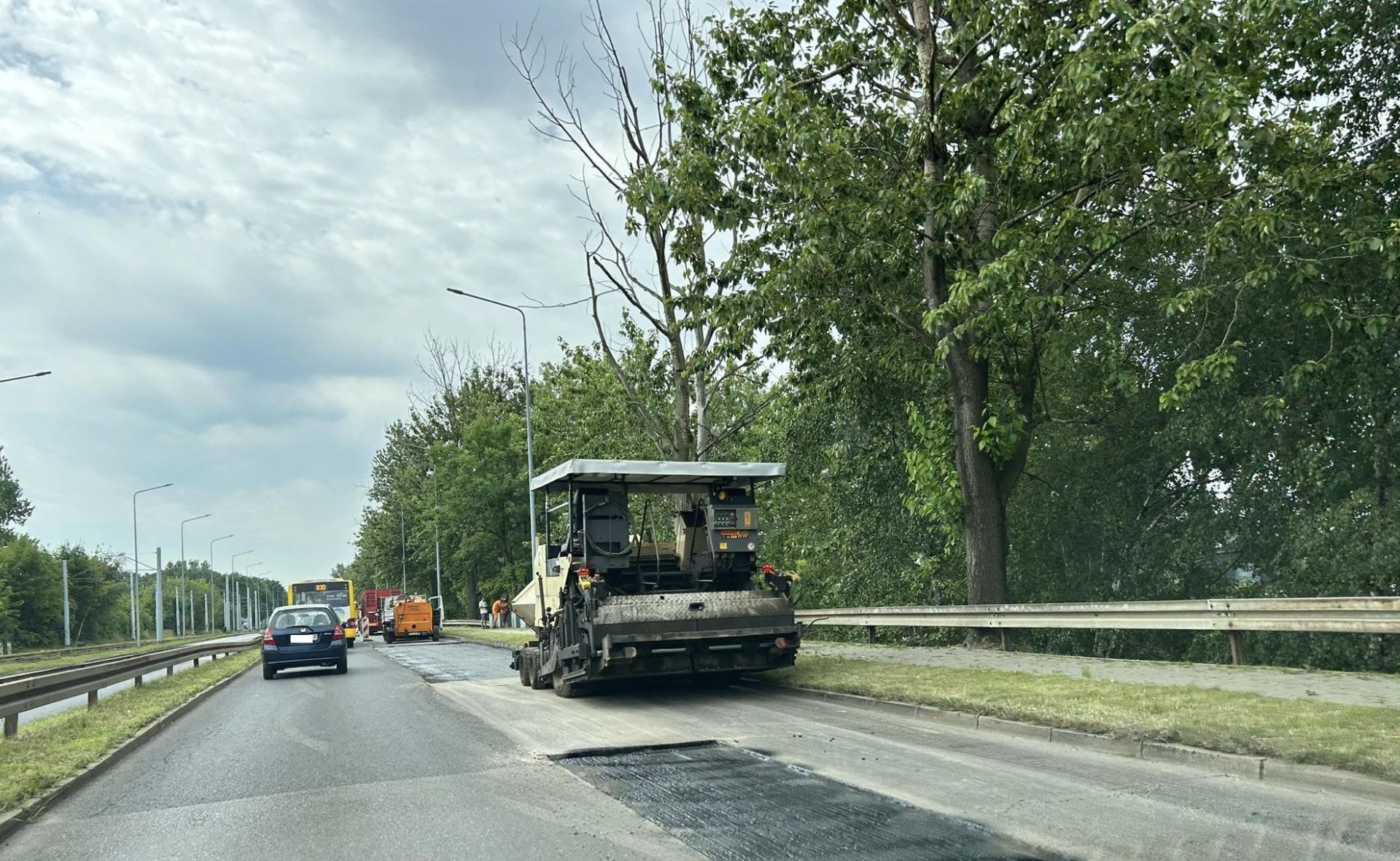 Trwają prace związane z bieżącą naprawą jezdni ul. Chorzowskiej - fot. Grzegorz Goik