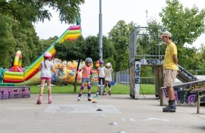 Jak bezpiecznie korzystać z rolek, deskorolek i h
