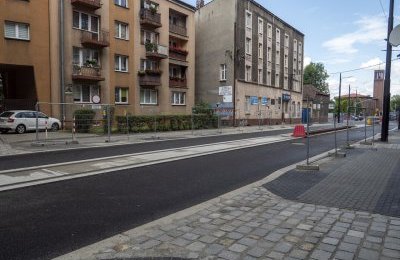 Na placu budowy ul. Piekarskiej trwa asfaltowanie,
