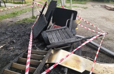 Wandale zniszczyli i podpalili plac zabaw w Bobrku