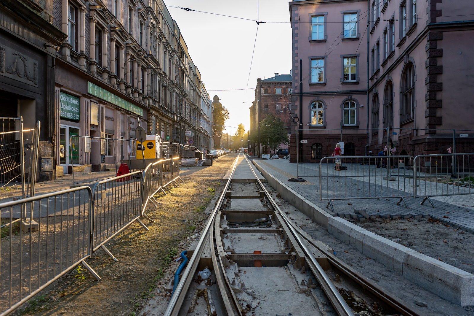 Na ulicy Sądowej od 18 września rozpocznie się rozwieszanie nowej sieci tramwajowej na słupach - fot. Hubert Klimek