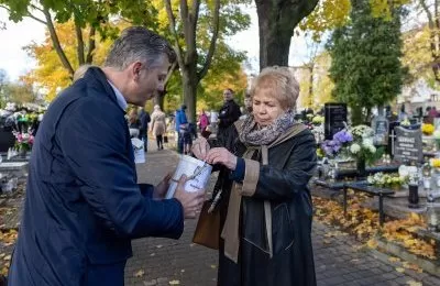 Na bytomskich cmentarzach trwają kwesty