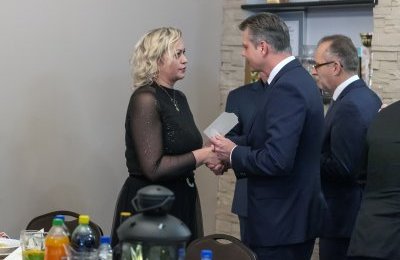 Prezydent połamał się opłatkiem z mieszkańcam