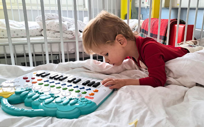 Niespełna trzyletni Kacper Koj zmaga się z wieloma problemami zdrowotnymi - z zespołem FAS, oczopląsem, całościowymi zaburzeniami rozwoju. 