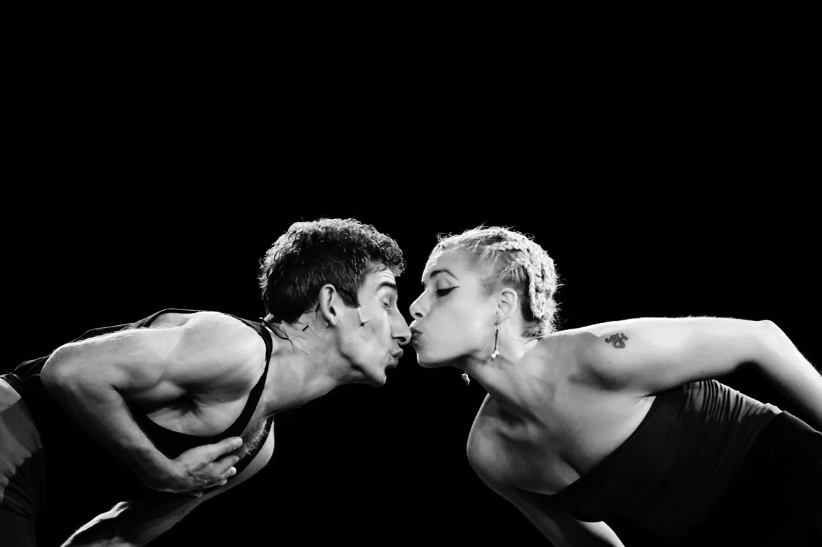"Kiss" - spektakl Alice in WonderBand