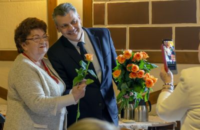 Prezydent z kwiatami u seniorek