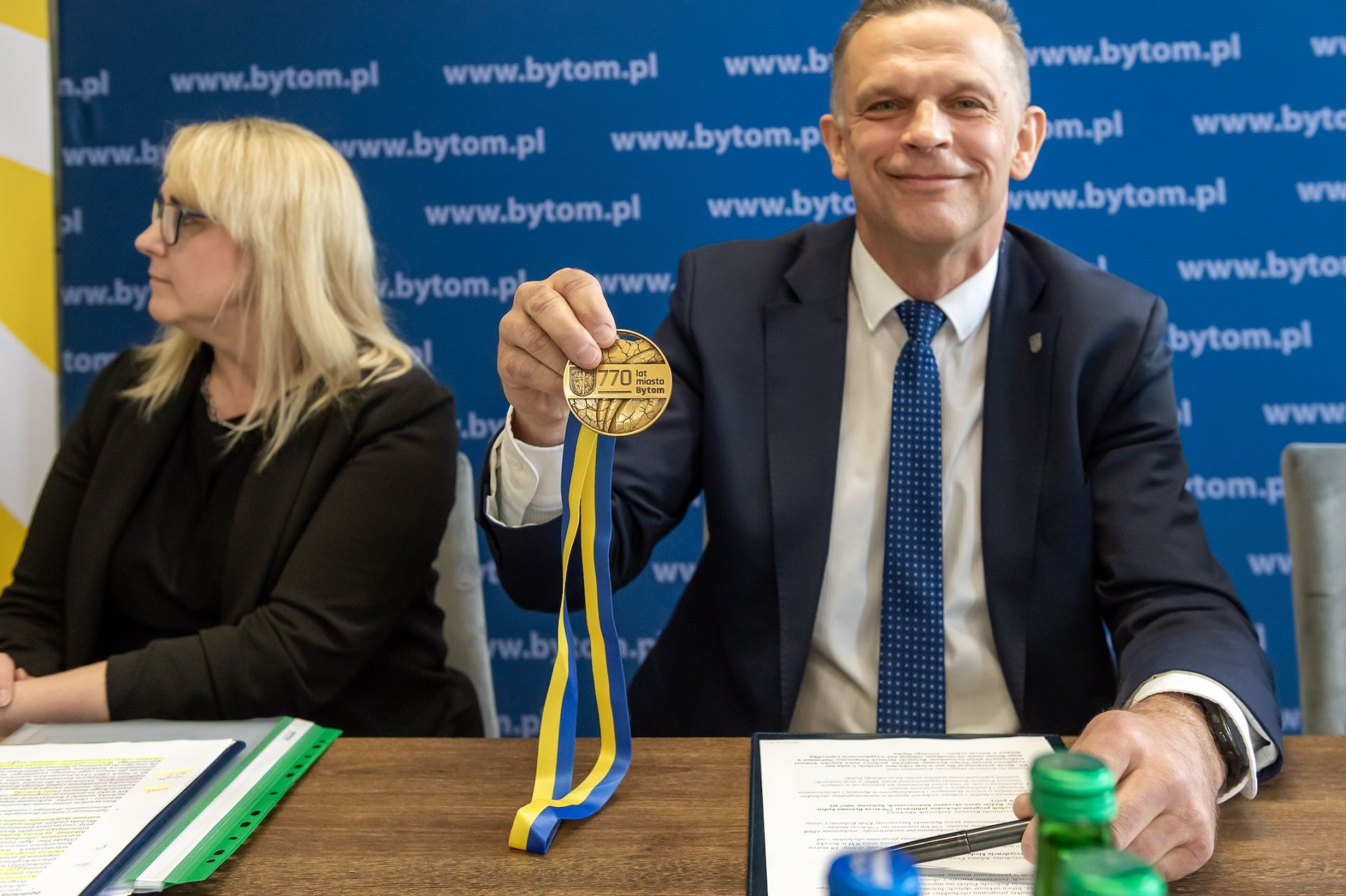 Wiceprezydent Adam Fras prezentujący pamiątkowy medal na 770-lecie Bytomia