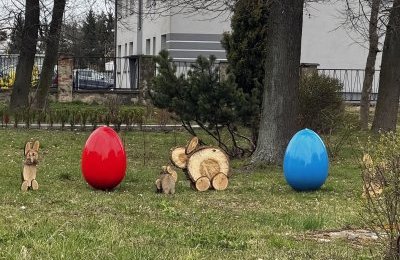 Wielkanocne ozdoby na placach i skwerach