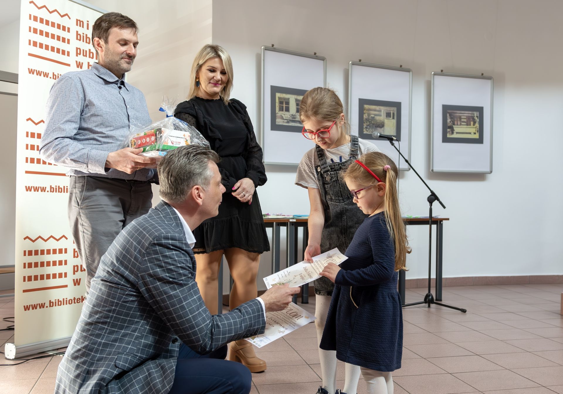Prezydent Mariusz Wołosz wręczający dyplom laureatce konkursu