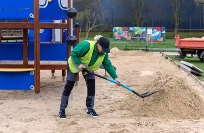 Trwa wymiana piasku na placach zabaw
