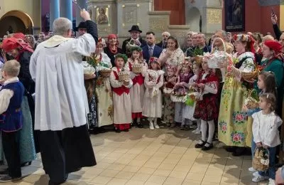 Święcili pokarmy w tradycyjnych strojach