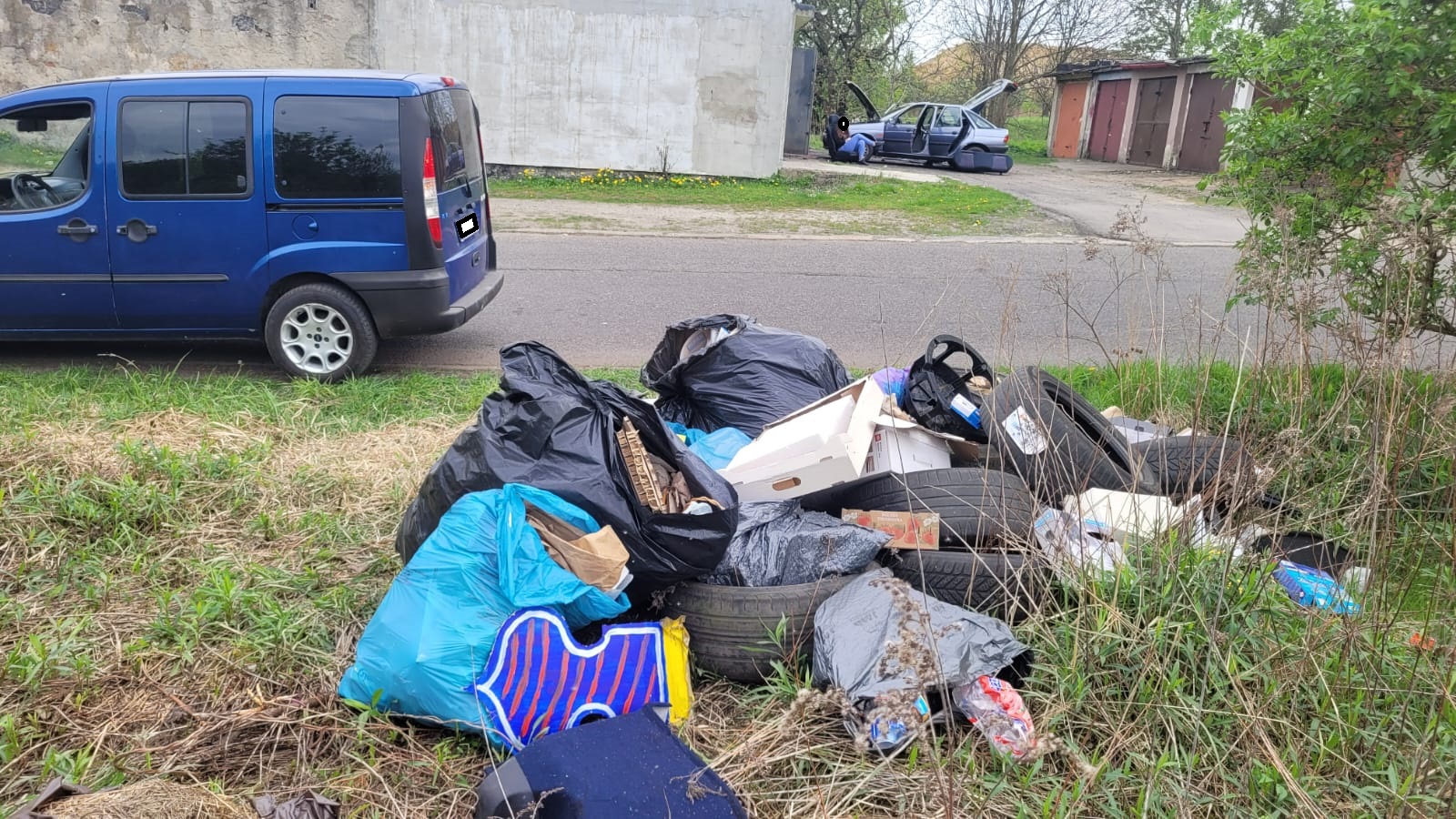 Odpady wyrzucone przy ul. Brzezińskiej