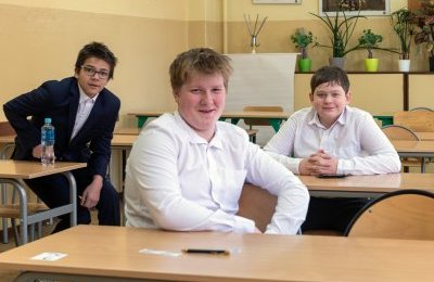 Ósmoklasiści piszą egzamin