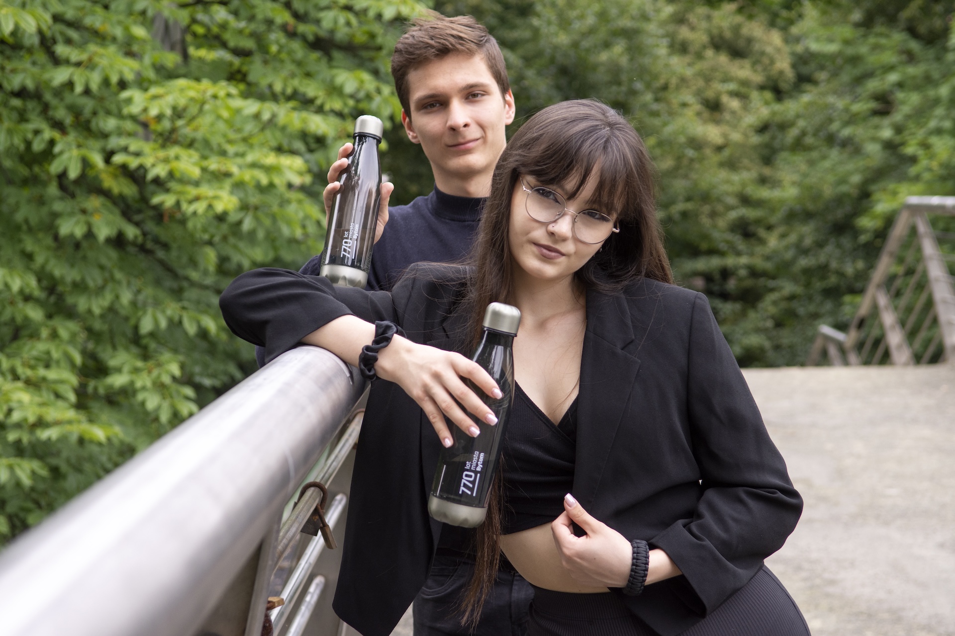 Julia Gitner i Mikołaj Błach prezentują nową serię promocyjnych gadżetów
