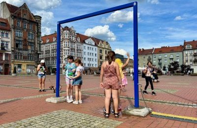 Po ochłodę pod kurtynę