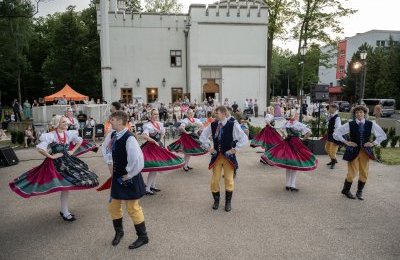 Taniec, pokaz mody oraz historia stroju śląskieg