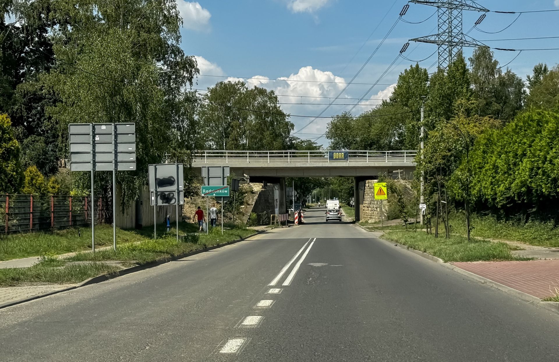 Zamknięty przejazd i przejście dla pieszych pod wiaduktem nad ul. Sikorskiego