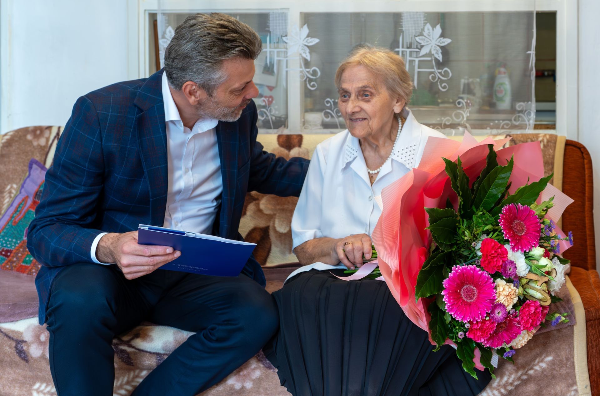 Prezydent Mariusz Wołosz oraz jubilatka pani Krystyna Kaczmarek