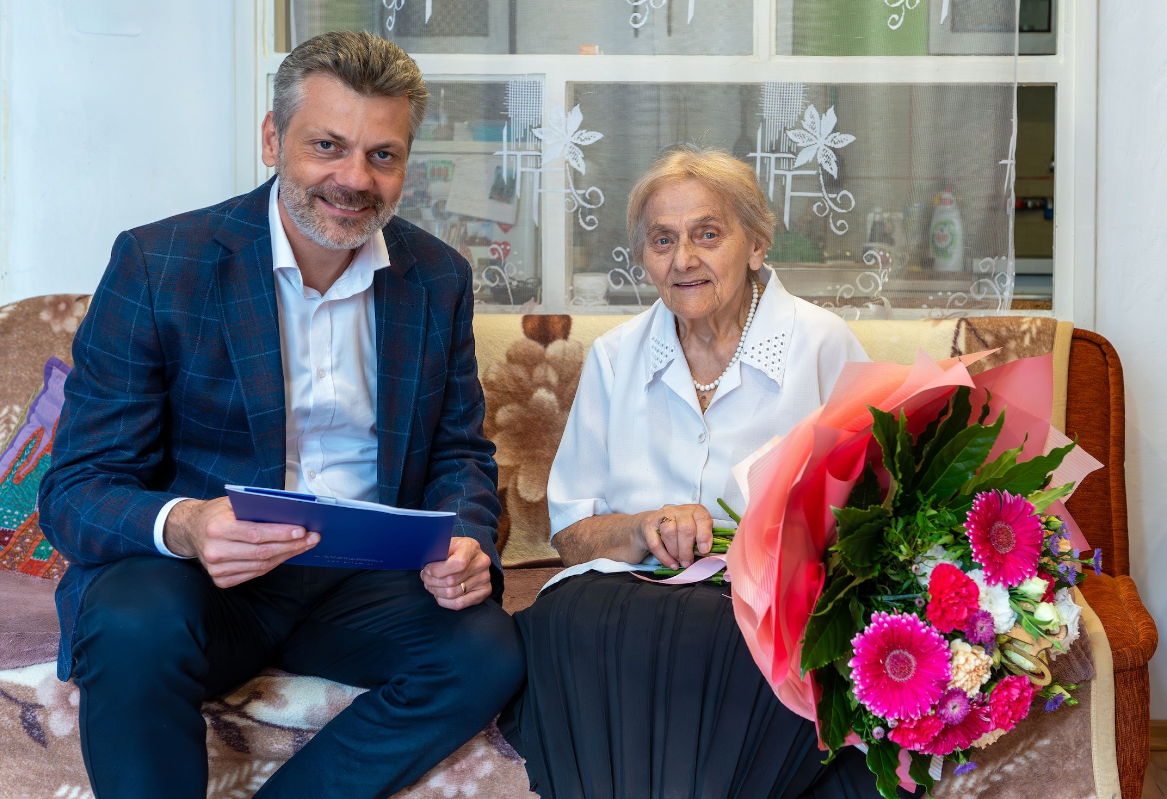 Prezydent Mariusz Wołosz oraz jubilatka pani Krystyna Kaczmarek
