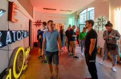 Otwarcie w blasku neonów