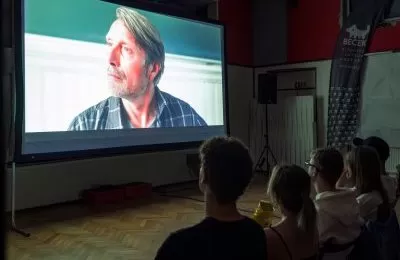 „Na rauszu” z Madsem Mikkelsenem zachwycił wi