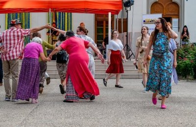 Potańcówka przed Pałacem w Miechowicach