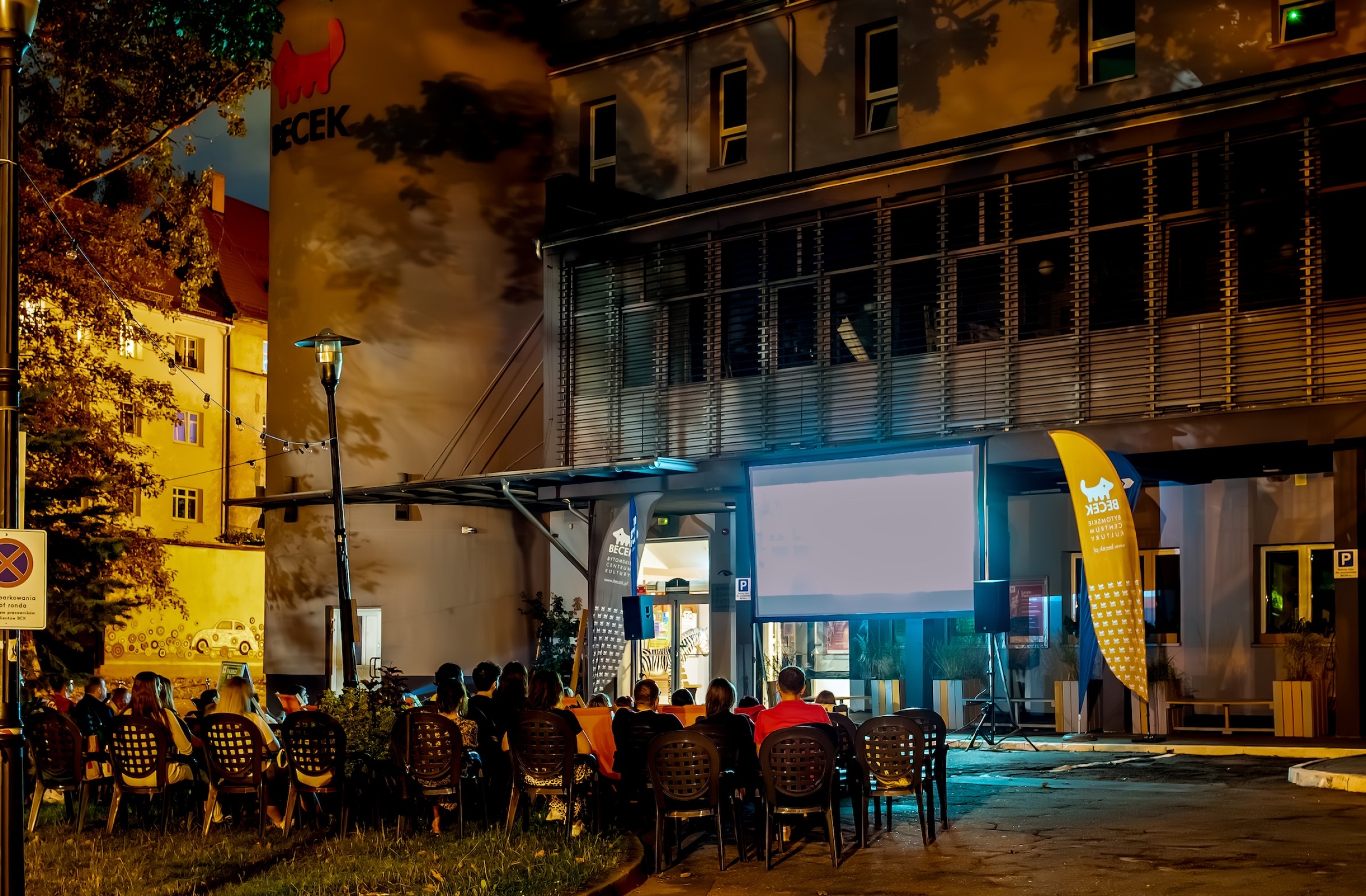 Seans filmowy przed siedzibą BCK przy pl. Karin Stanek