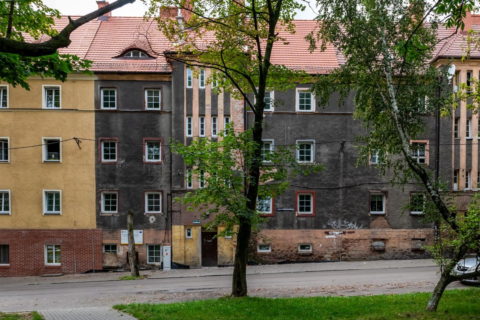 Trwa termomodernizacja budynku przy ul. Kochanowskiego 17 w Rozbarku