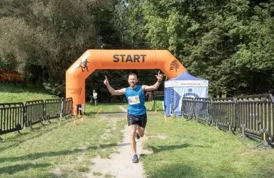Biegali po leśnych ostępach