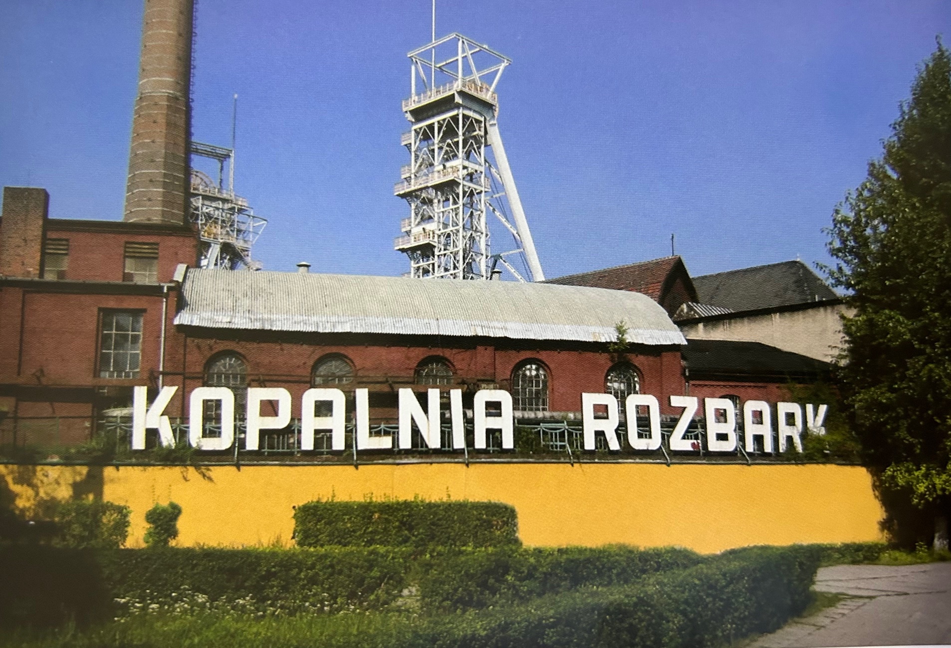 Dawny napis KOPALNIA ROZBARK, źródło: za "Czarny Chleb - historia kopalni Heinitz/Rozbark 1863-2004", Franciszek Zastawnik, Bytom Rozbark 2018